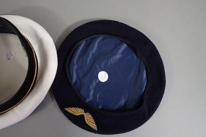 Deux casquettes de l’Armée de l’Air. Un avec...