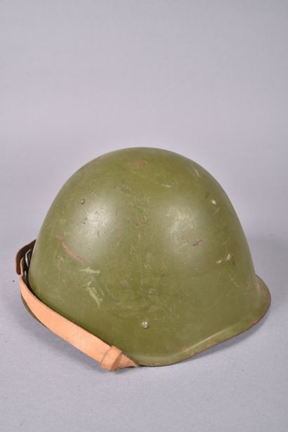 Casque soviétique type Ssh-68. Coque en acier...
