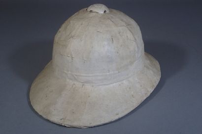 Deux casques coloniaux. Un en liège recouvert...