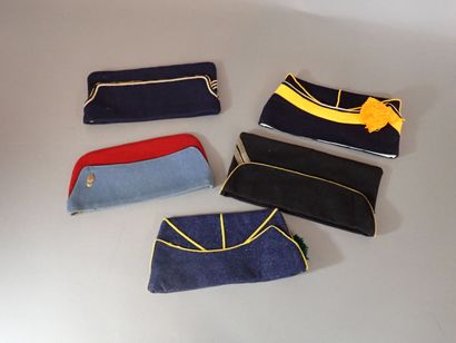 Cinq bonnets de police de forme XIXe dont...
