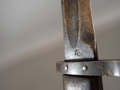 Baïonnette tchèque type VZ33. Poignée à plaquettes...