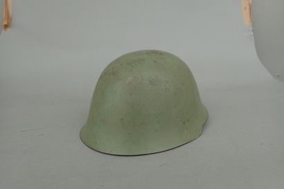 Casque d’acier peint vert clair, intérieur...
