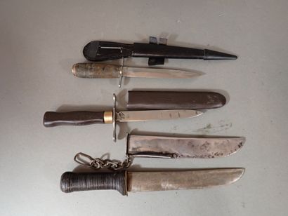 Trois poignards artisanaux à poignée bois...