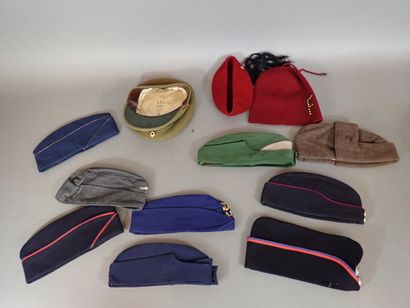 Lot de 9 bonnets de police tous pays, 2 chéchias...
