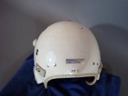 Casque Gueneau type 316, en résine blanche...