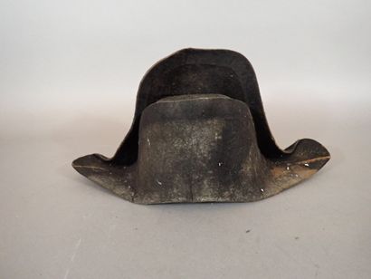 Bicorne en feutre taupé noir, dans le gout...
