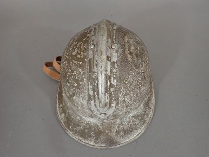 Casque Adrian mod 26, avec rondache de l’infanterie,...