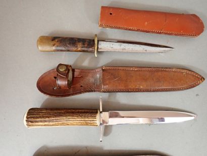 Cinq couteaux de chasse à manche en bois...