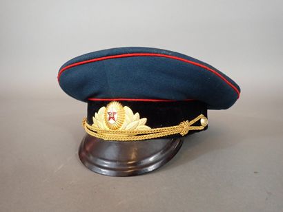 Casquette soviétique en drap bleu, passepoil...