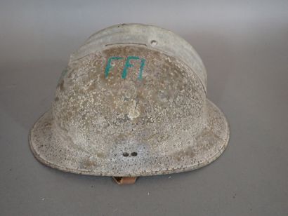 Casque Adrian mod 26, FFI, en partie repeint,...