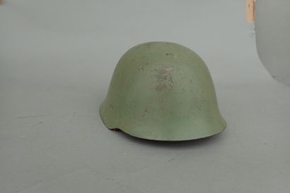 Casque d’acier peint vert clair, intérieur...