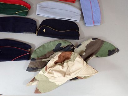 Quinze bonnets de police toutes armes (petits...