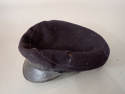 Deux coiffures: une casquette pilote d’une...