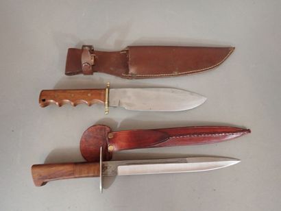 Deux couteaux de chasse: un modèle à poignée...