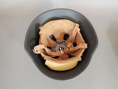 Casque RDA modèle 56. Coque en acier peint...