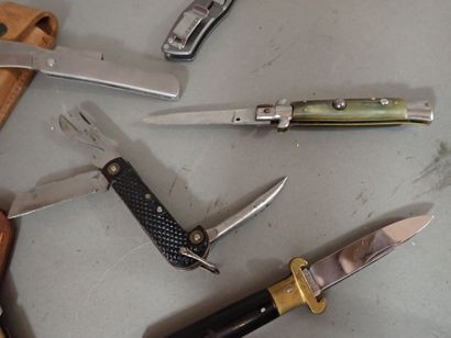 Six couteaux pliants dont un couteau de chasse...
