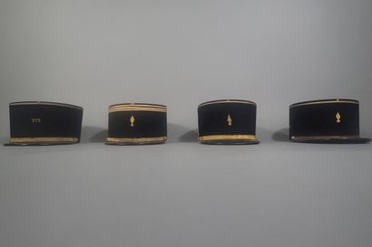 Quatre képis. Trois pour l’artillerie avec...