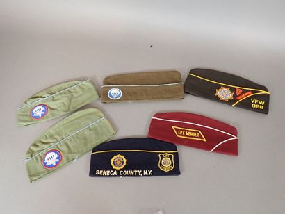 USA. Trois bonnets de police de vétérans,...
