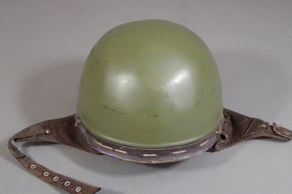 Casque de motard en métal repeint vert avec...