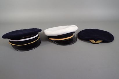 Deux casquettes de l’Armée de l’Air. Un avec...
