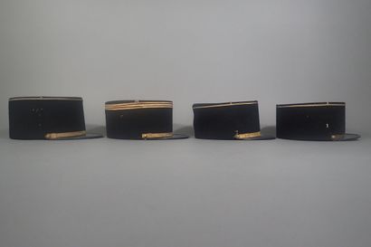 Quatre képis. Trois pour l’artillerie avec...