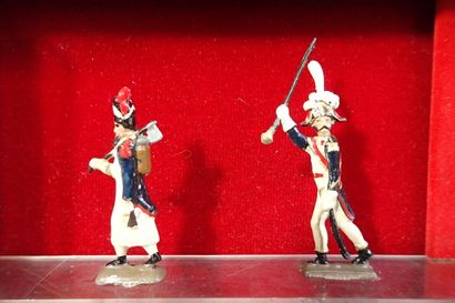 Vitrine avec 12 soldats en demi-ronde bosse,...
