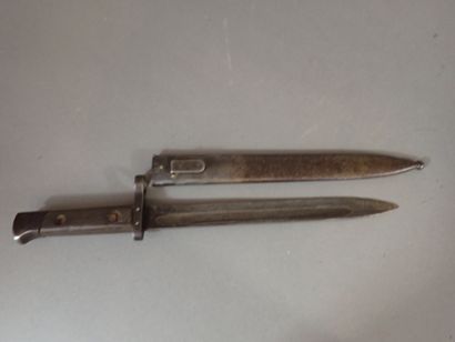 Baïonnette tchèque type VZ33. Poignée à plaquettes...