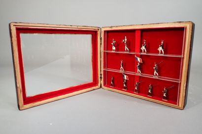 Vitrine avec 12 soldats en demi-ronde bosse,...