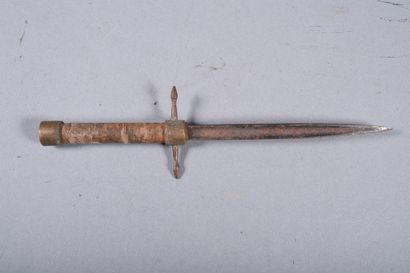 Fr. Curieux stylet artisanal. Poignée ronde...