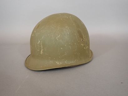 Casque américain M1. Coque en acier repeint...