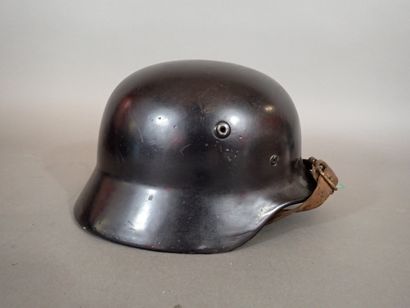 Casque de type allemand. Coque en acier laqué...