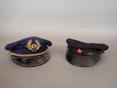 Deux coiffures: une casquette pilote d’une...