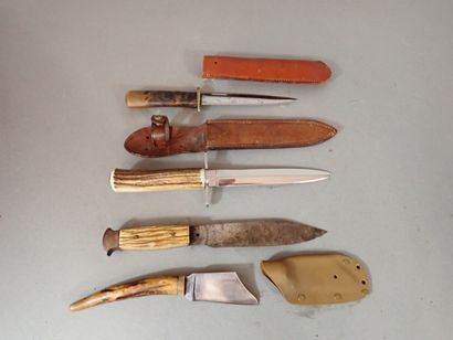 Cinq couteaux de chasse à manche en bois...