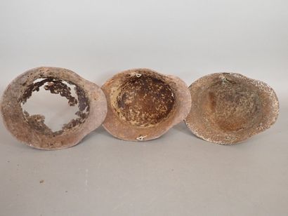 Trois coques de casque allemand modèle 1916,...