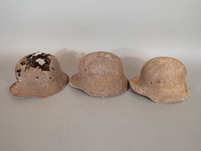 Trois coques de casque allemand modèle 1916,...
