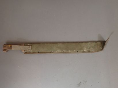 Machette coupe-coupe. Poignée en bois riveté....