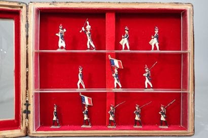 Vitrine avec 12 soldats en demi-ronde bosse,...