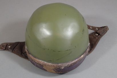 Casque de motard en métal repeint vert avec...