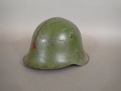 Casque bulgare modèle 36 type C. coque en...