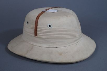 Casque colonial en liège recouvert de toile...