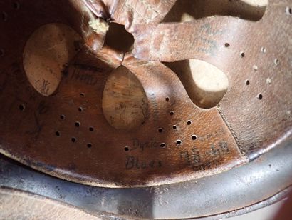 Casque de type allemand. Coque en acier laqué...