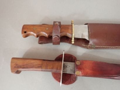 Deux couteaux de chasse: un modèle à poignée...