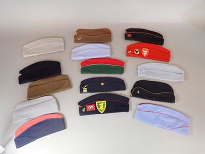 Quinze bonnets de police toutes armes (petits...