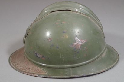 Casque Adrian modèle 1915 en acier repeint...
