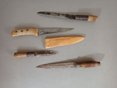 Quatre couteaux artisanaux dont trois avec...