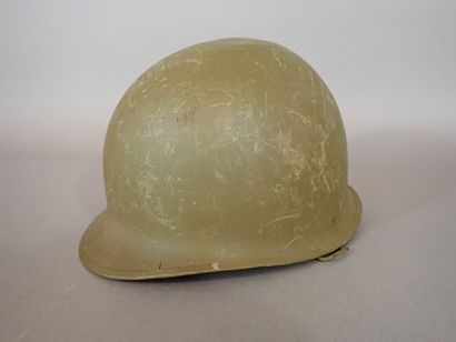 Casque américain M1. Coque en acier repeint...