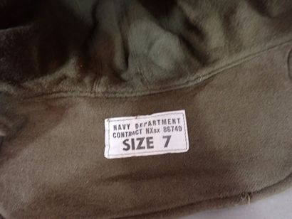 Lot de trois coiffures: une casquette de...