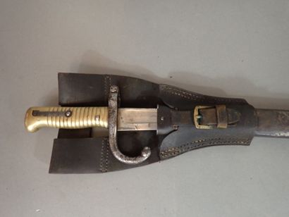 Sabre baïonnette Chassepot modèle 1870. Poignée...