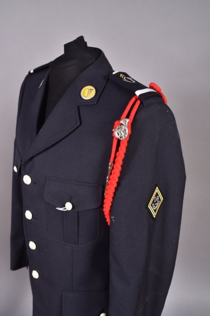 Deux uniformes d’un sous-lieutenant du 16e...