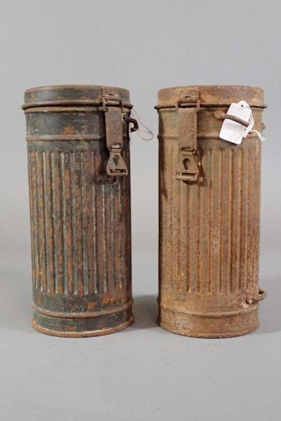 Deux boites à masque à gaz modèle 1938. Un...